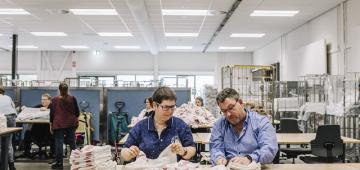 2 mensen in de productiehal