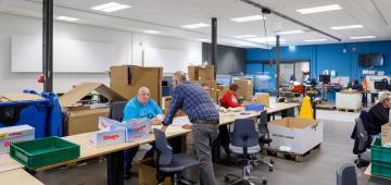 Mensen aan het werk in de hal