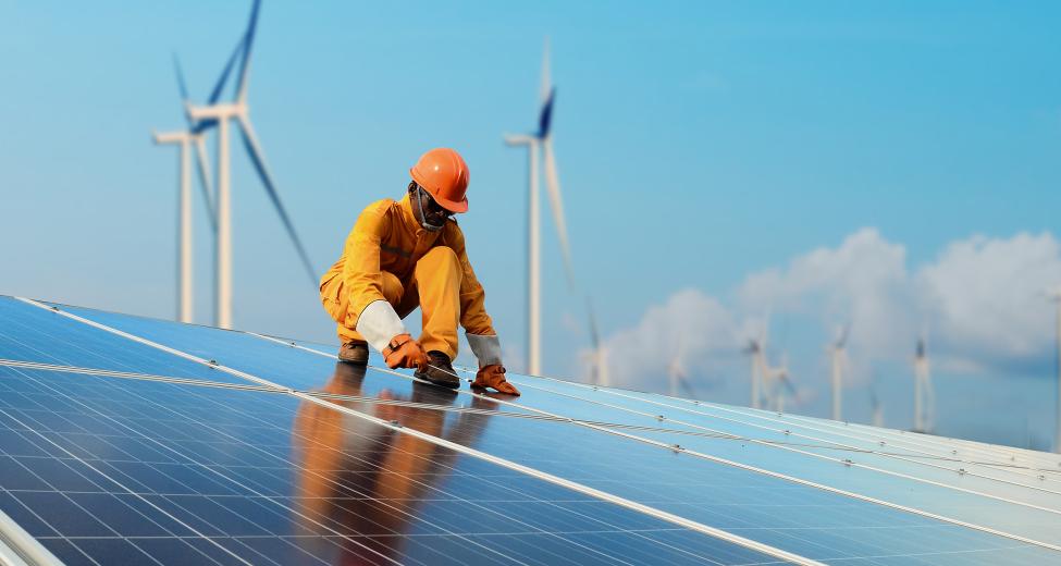 Man met zonnepanelen