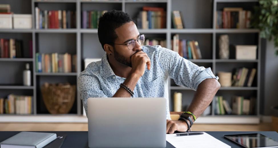 jonge ondernemer denkend