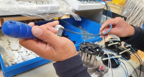 close-up handen in productiehal