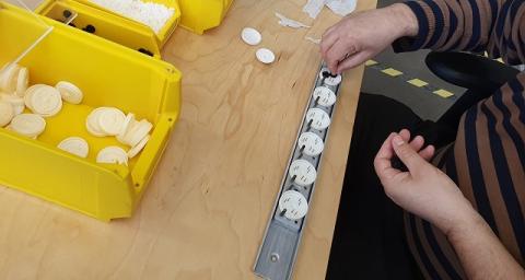 close-up handen in productiehal