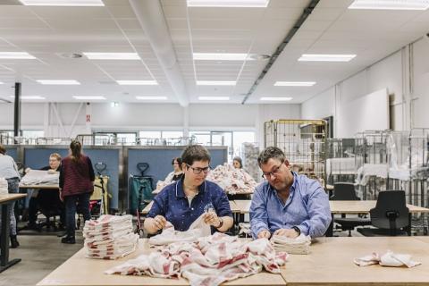 2 mensen in de productiehal