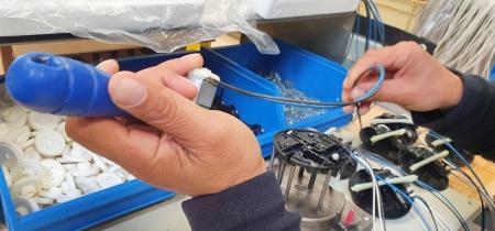 close-up handen in productiehal